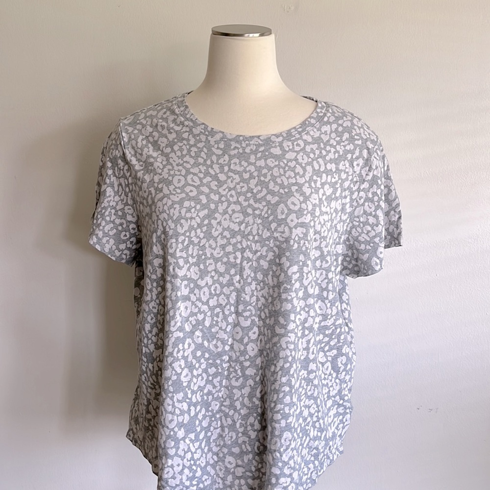Old Navy Gray and White Leopard Print Everywear Tee